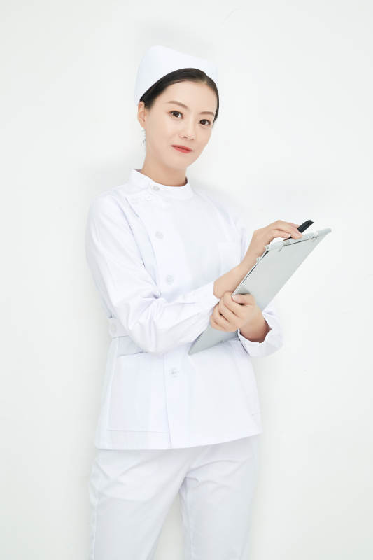 白背景里穿护士服手持病历夹的美女护士图片