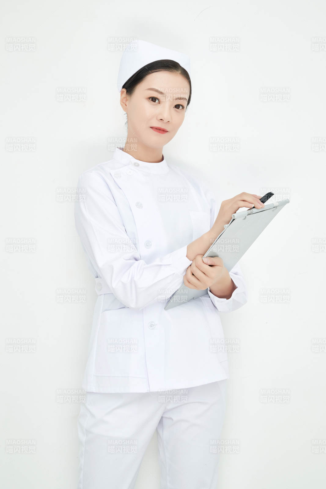 白背景里穿护士服手持病历夹的美女护士图片