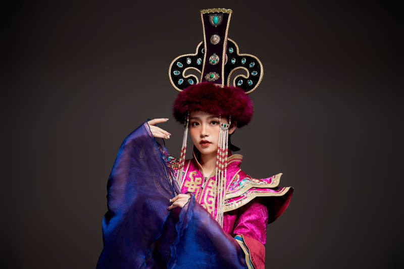 穿着蒙古族服饰的亚洲青年女性图片