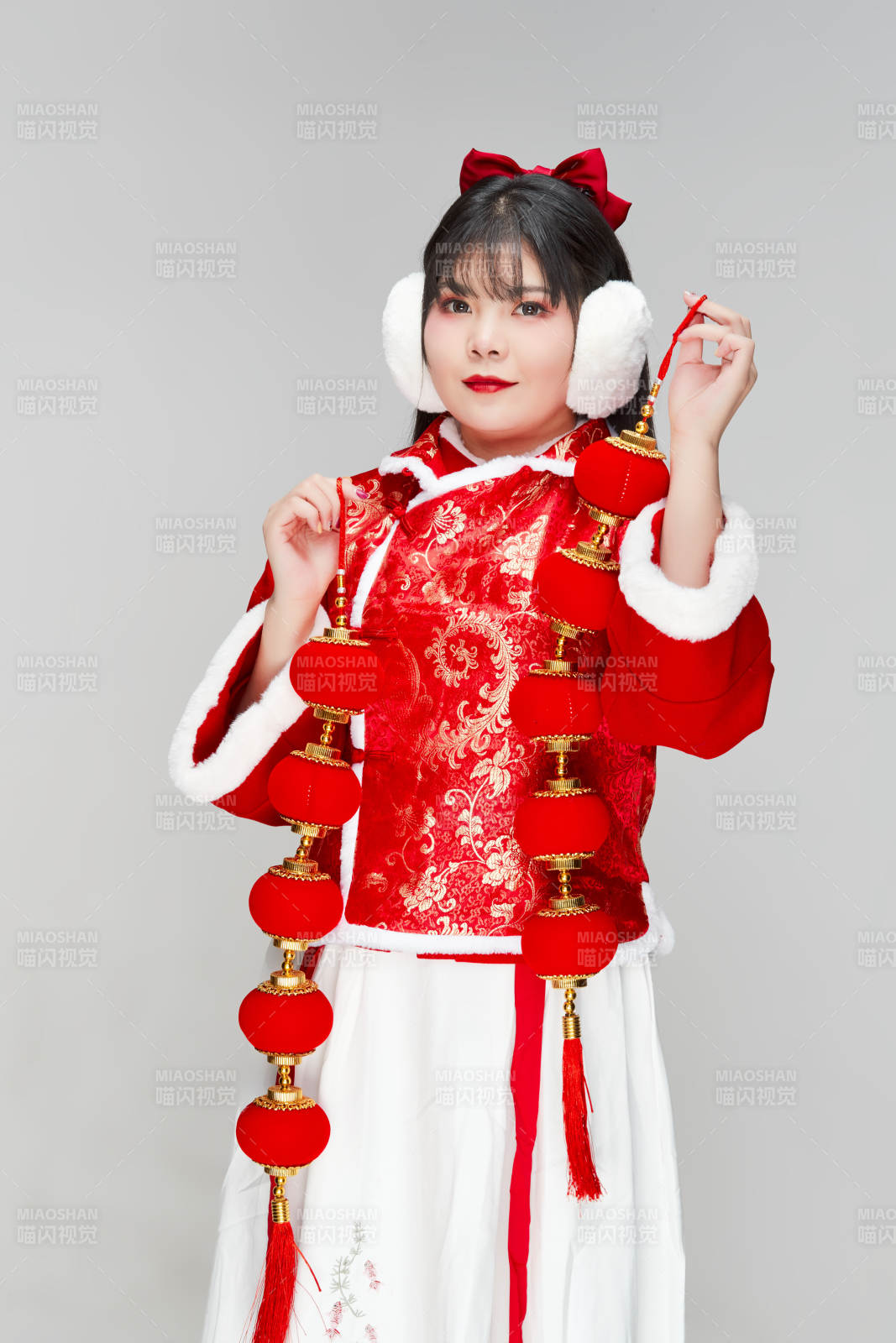 手提红灯笼身穿喜庆汉服的可爱少女图片