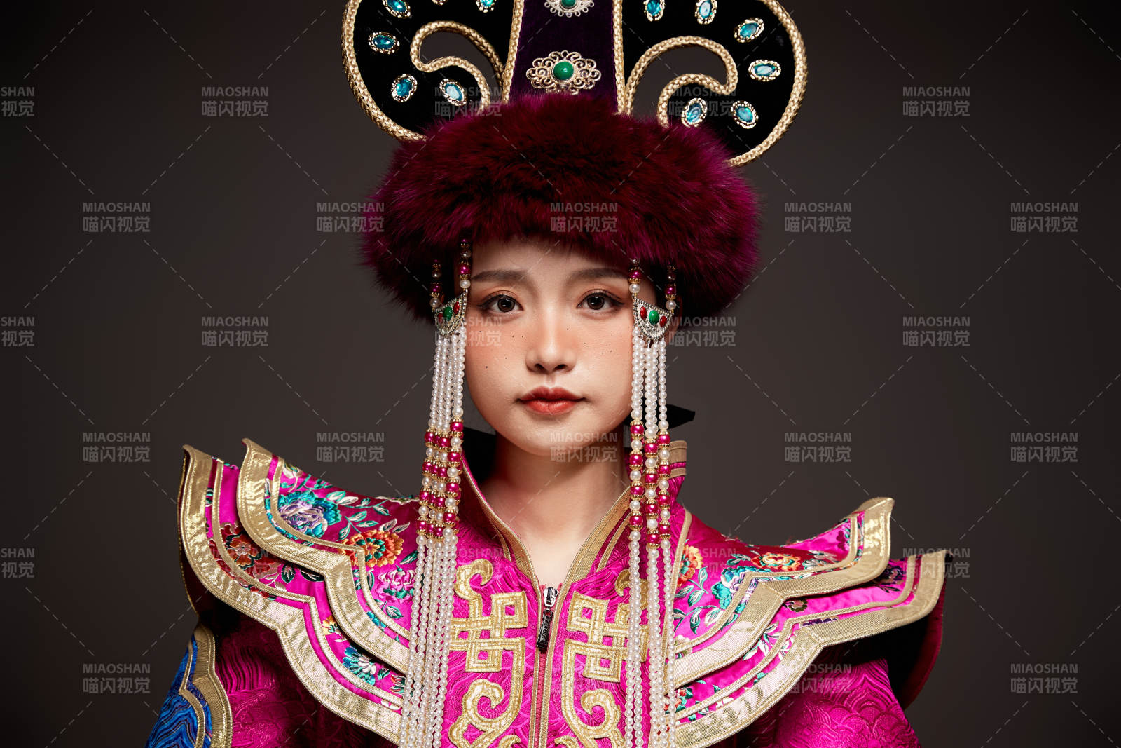 穿着蒙古族服饰的亚洲青年女性图片