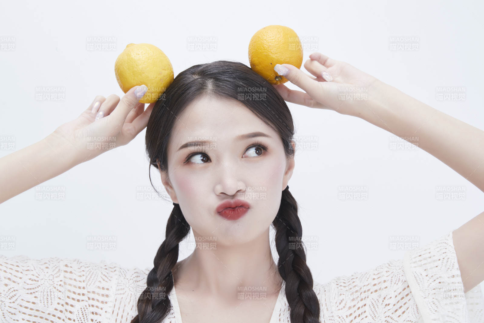 手拿柠檬身穿镂空连衣裙的亚洲可爱少女人像图片