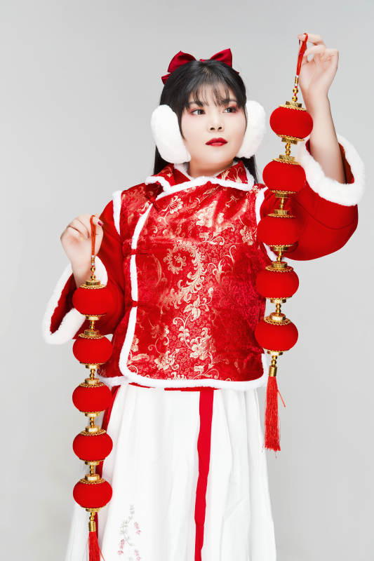 手提红灯笼身穿喜庆汉服的可爱少女图片