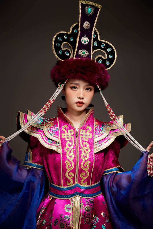 穿着蒙古族服饰的亚洲青年女性图片