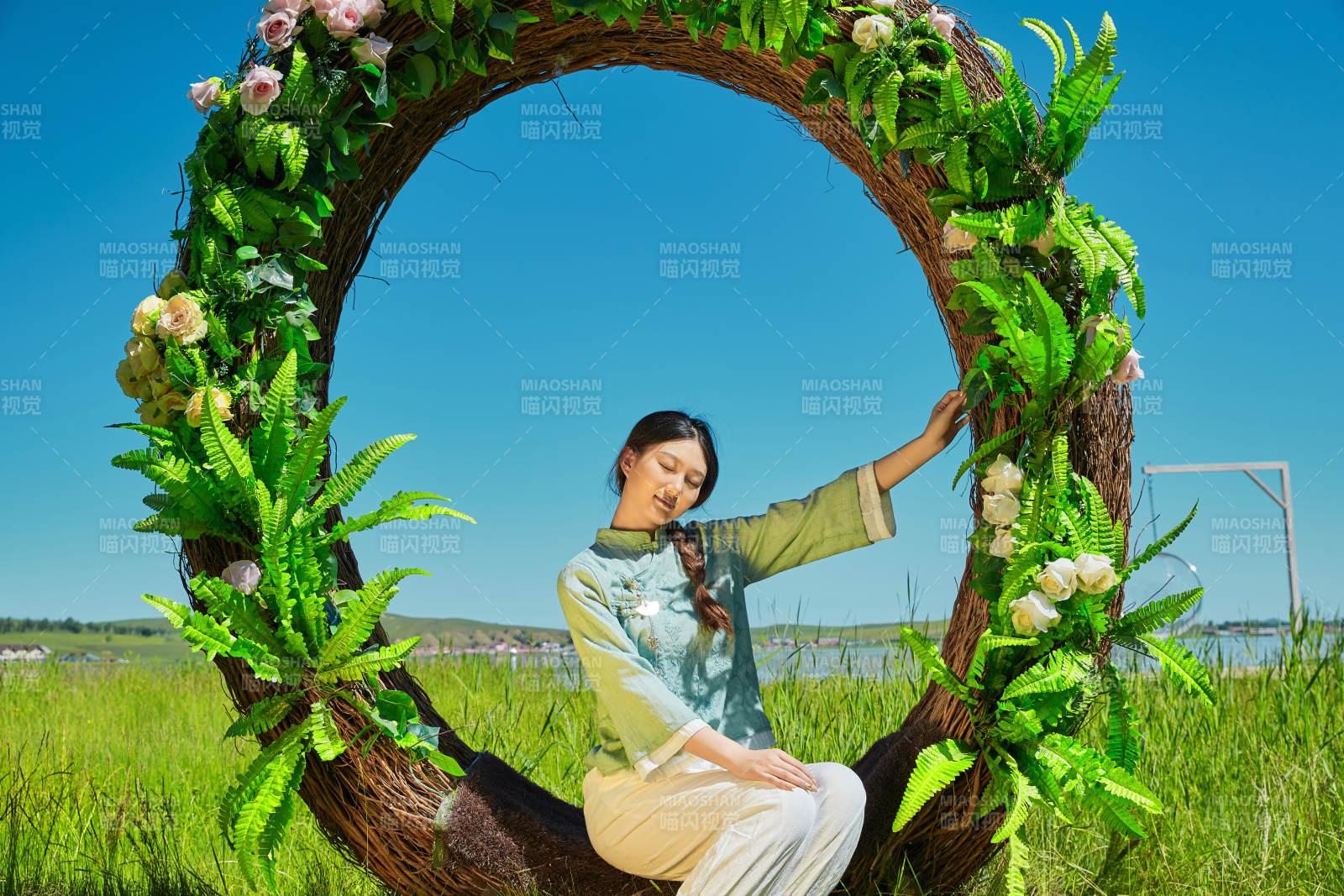 草原湖畔打卡点游玩拍照的亚洲少女图片