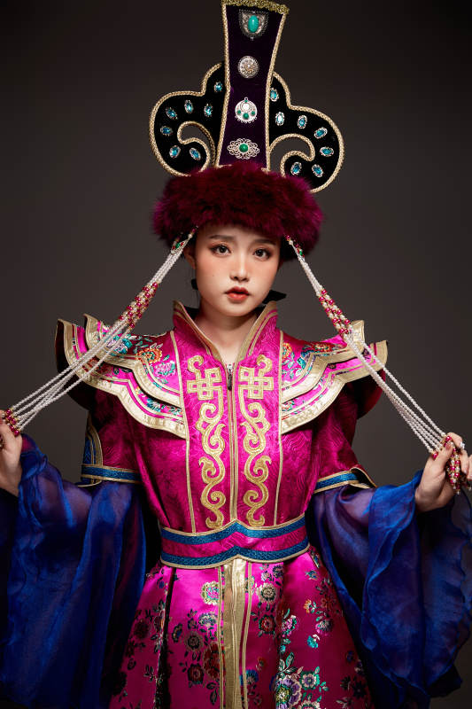 穿着蒙古族服饰的亚洲青年女性图片