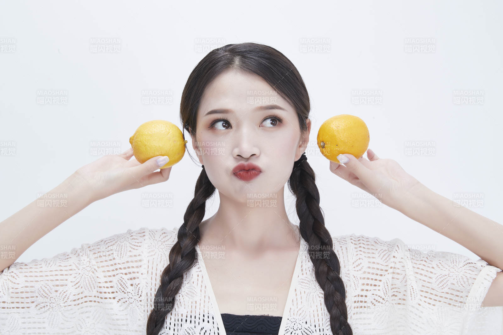 手拿柠檬身穿镂空连衣裙的亚洲可爱少女人像图片