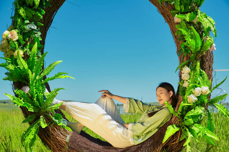 草原湖畔打卡点游玩拍照的亚洲少女图片