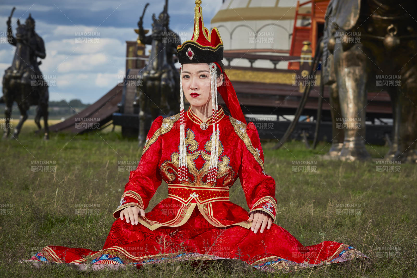 草原上金源大帐蒙古战车上身穿豪华蒙古族服饰的蒙族少女图片