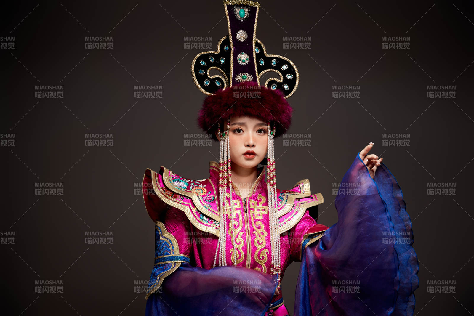 穿着蒙古族服饰的亚洲青年女性图片