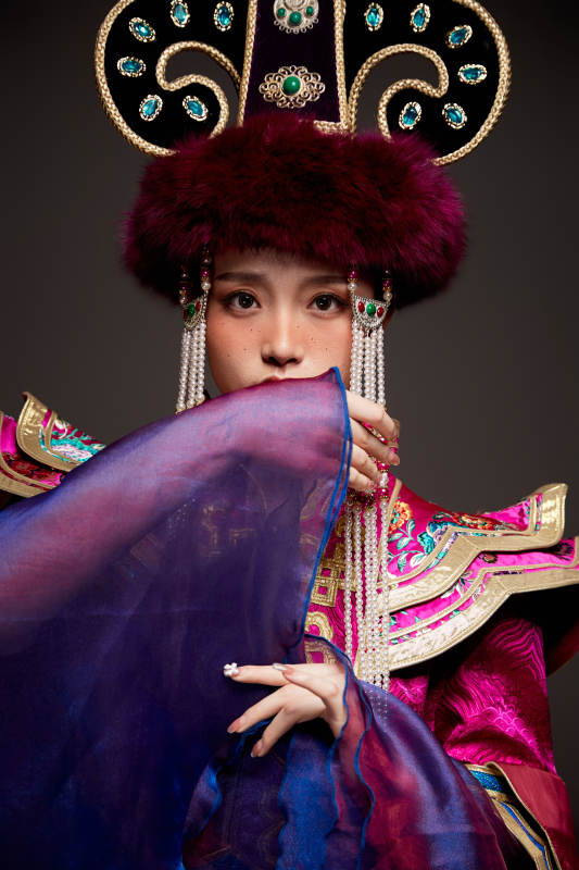 穿着蒙古族服饰的亚洲青年女性图片