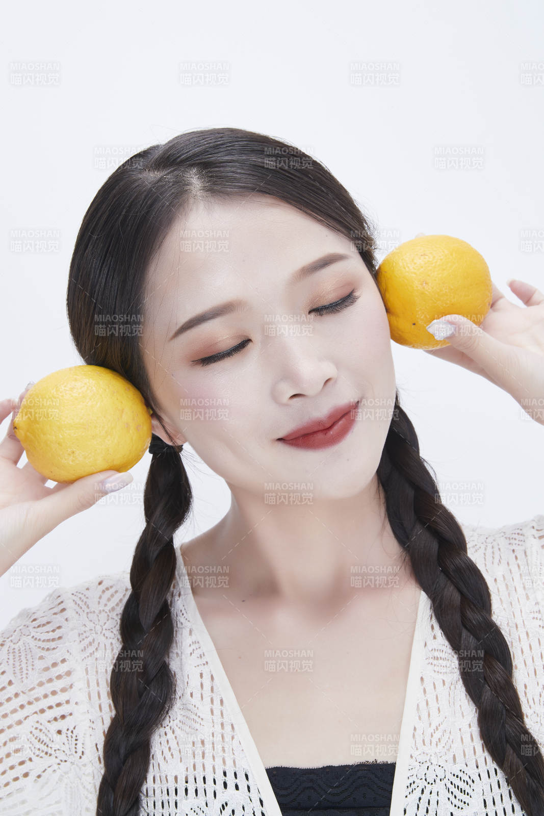 手拿柠檬身穿镂空连衣裙的亚洲可爱少女人像图片