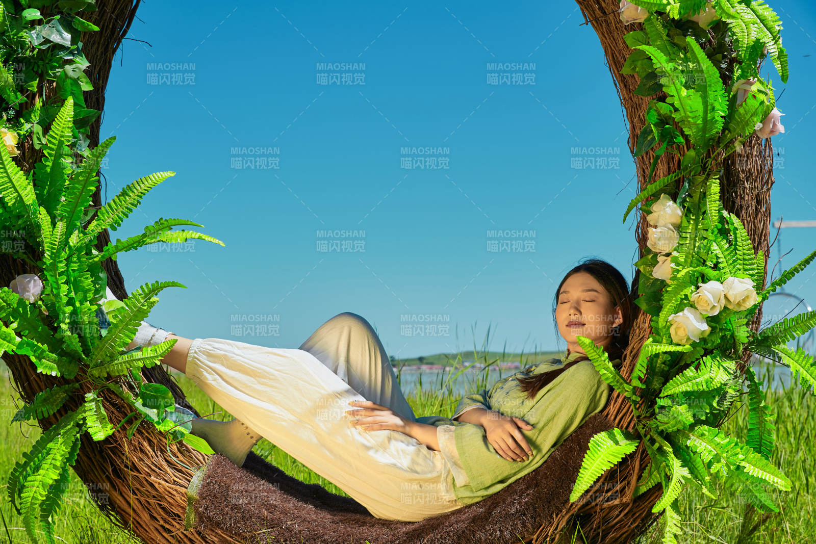 草原湖畔打卡点游玩拍照的亚洲少女图片