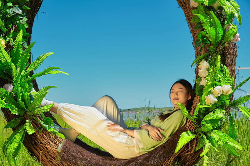 草原湖畔打卡点游玩拍照的亚洲少女图片