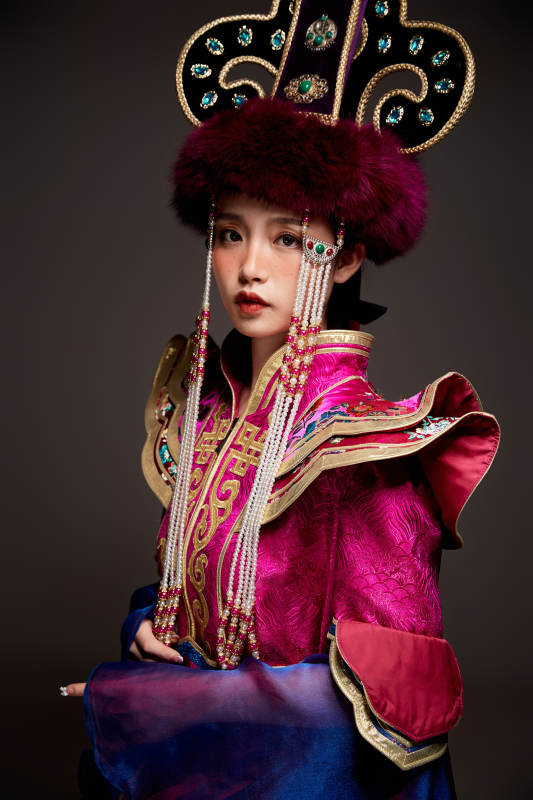 穿着蒙古族服饰的亚洲青年女性图片