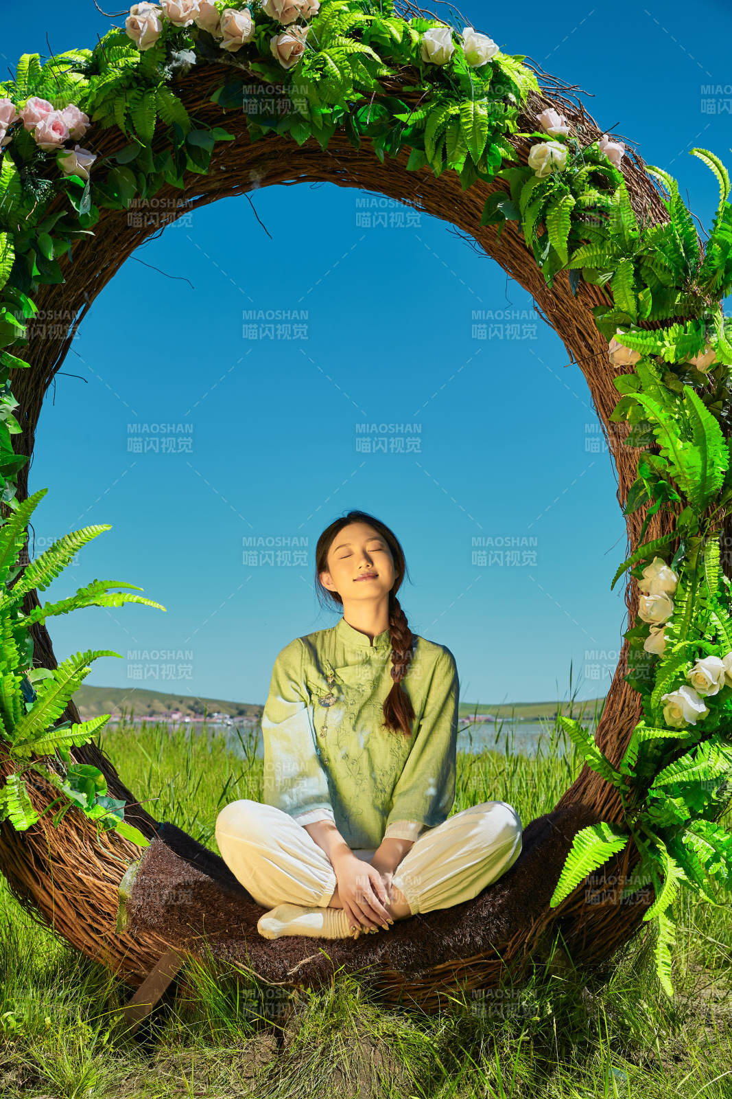 草原湖畔打卡点游玩拍照的亚洲少女图片