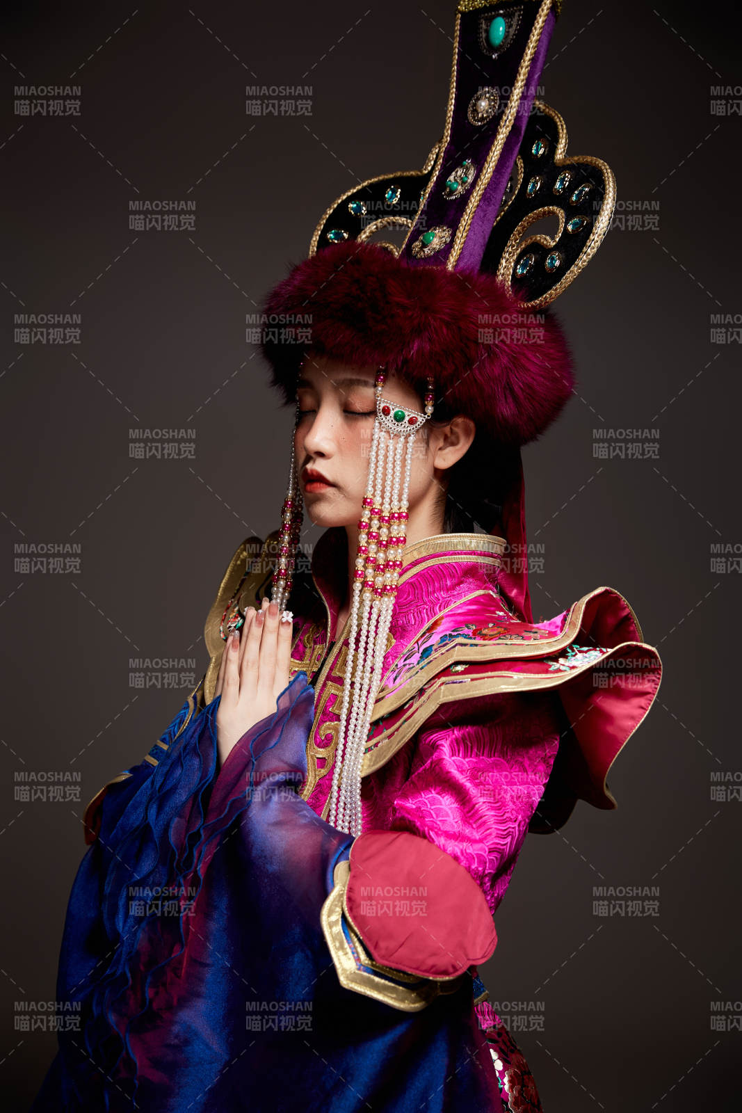 穿着蒙古族服饰的亚洲青年女性图片