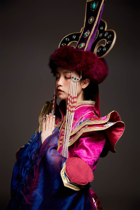 穿着蒙古族服饰的亚洲青年女性图片