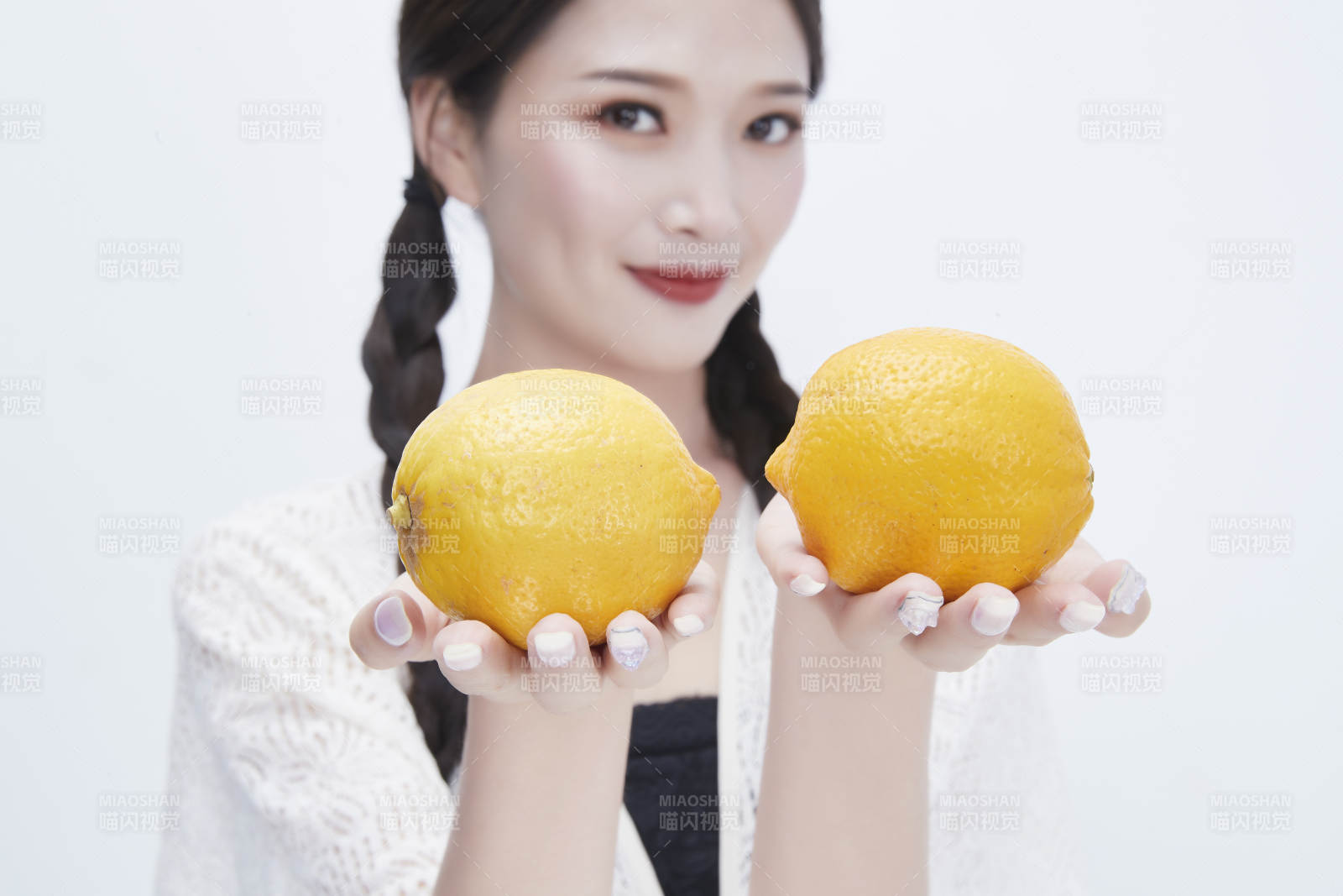 手拿柠檬身穿镂空连衣裙的亚洲可爱少女人像图片