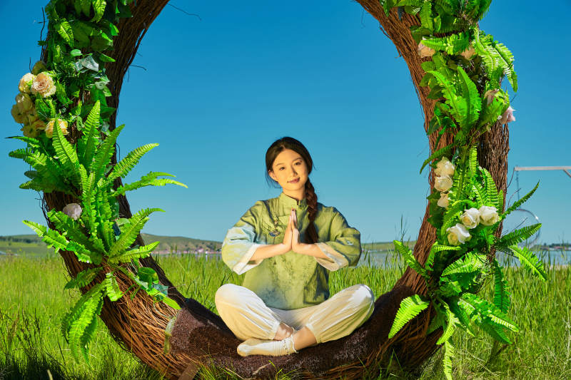 草原湖畔打卡点游玩拍照的亚洲少女图片