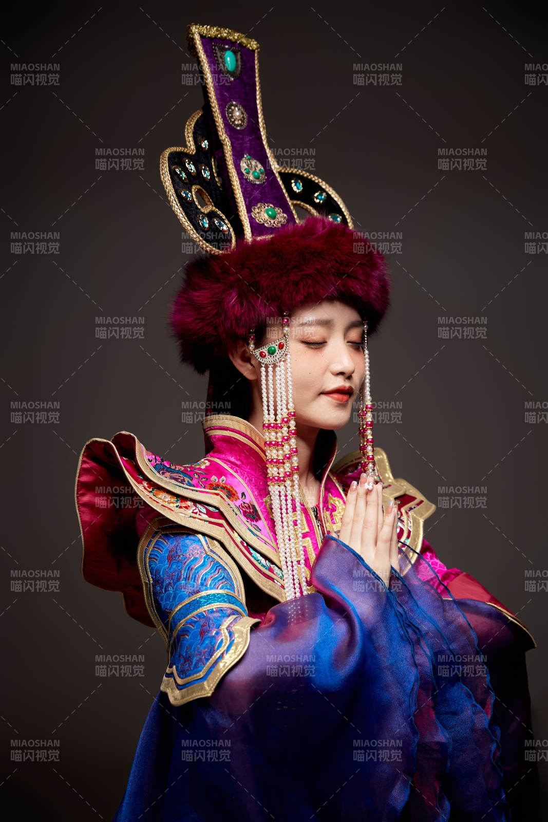 穿着蒙古族服饰的亚洲青年女性图片