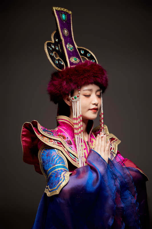 穿着蒙古族服饰的亚洲青年女性图片