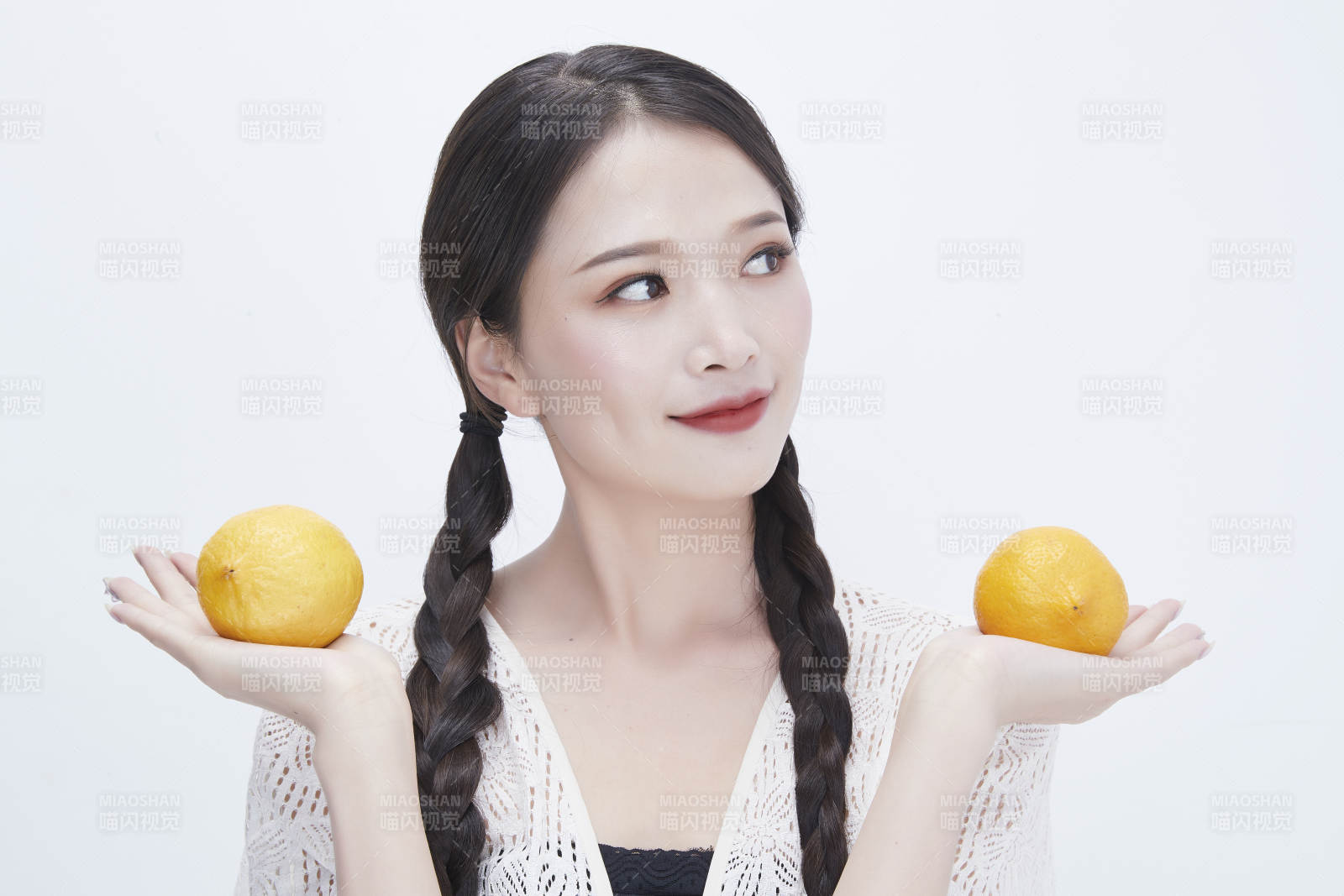 手拿柠檬身穿镂空连衣裙的亚洲可爱少女人像图片