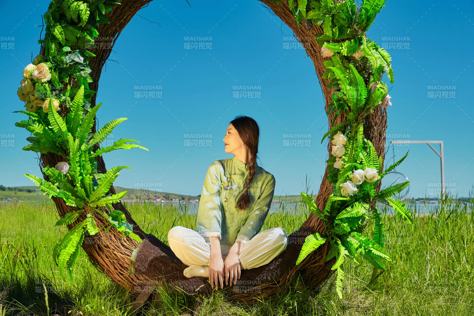 草原湖畔打卡点游玩拍照的亚洲少女图片