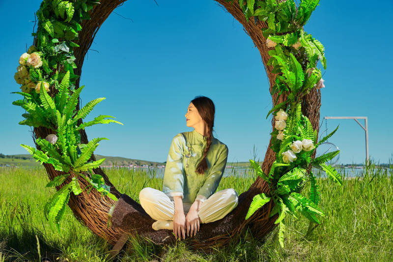 草原湖畔打卡点游玩拍照的亚洲少女图片