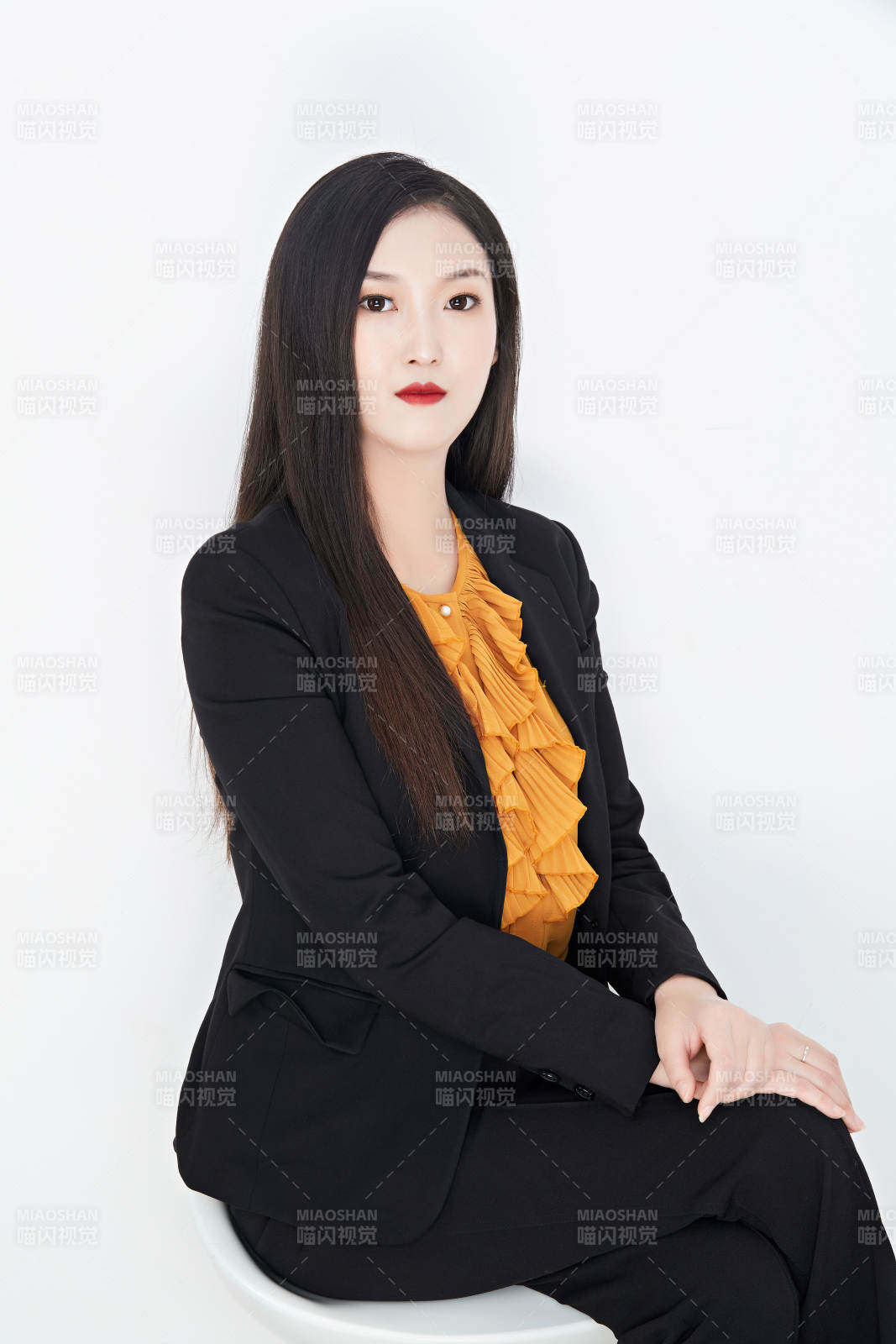 白色背景下的美丽商务女性肖像图片