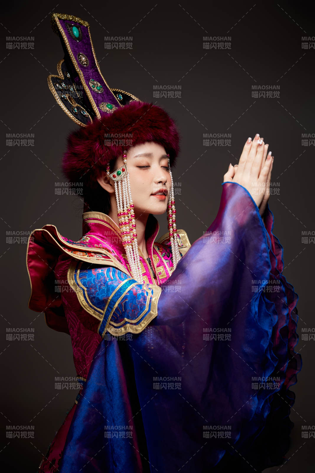 穿着蒙古族服饰的亚洲青年女性图片