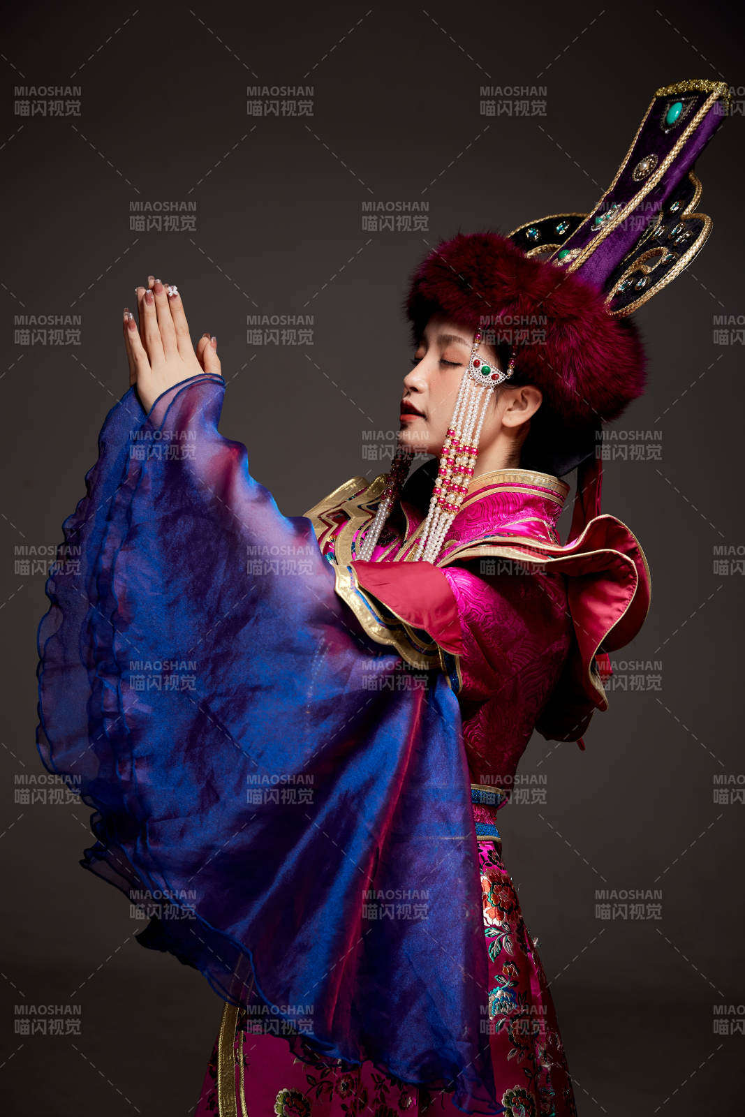 穿着蒙古族服饰的亚洲青年女性图片