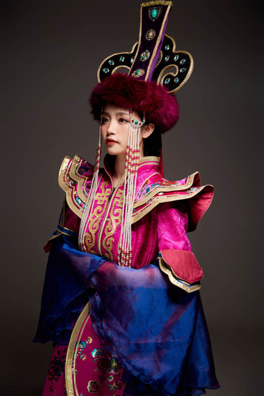 穿着蒙古族服饰的亚洲青年女性图片