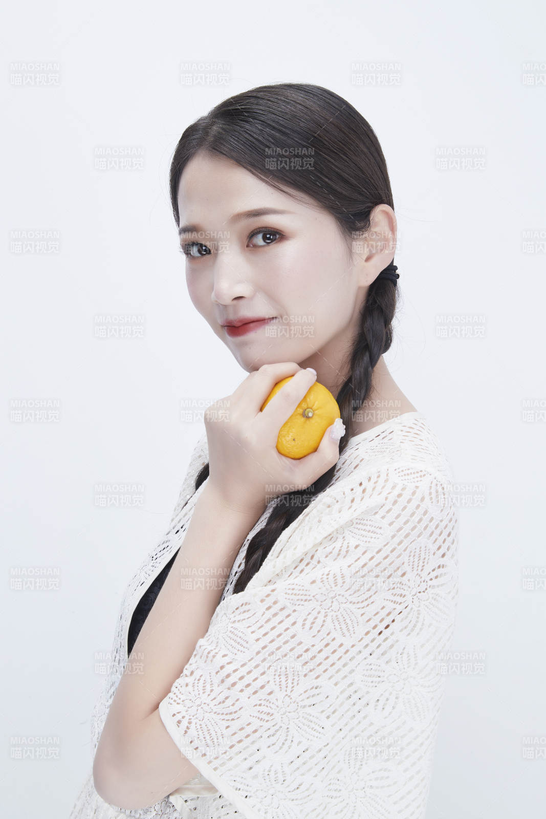 手拿柠檬身穿镂空连衣裙的亚洲可爱少女人像图片