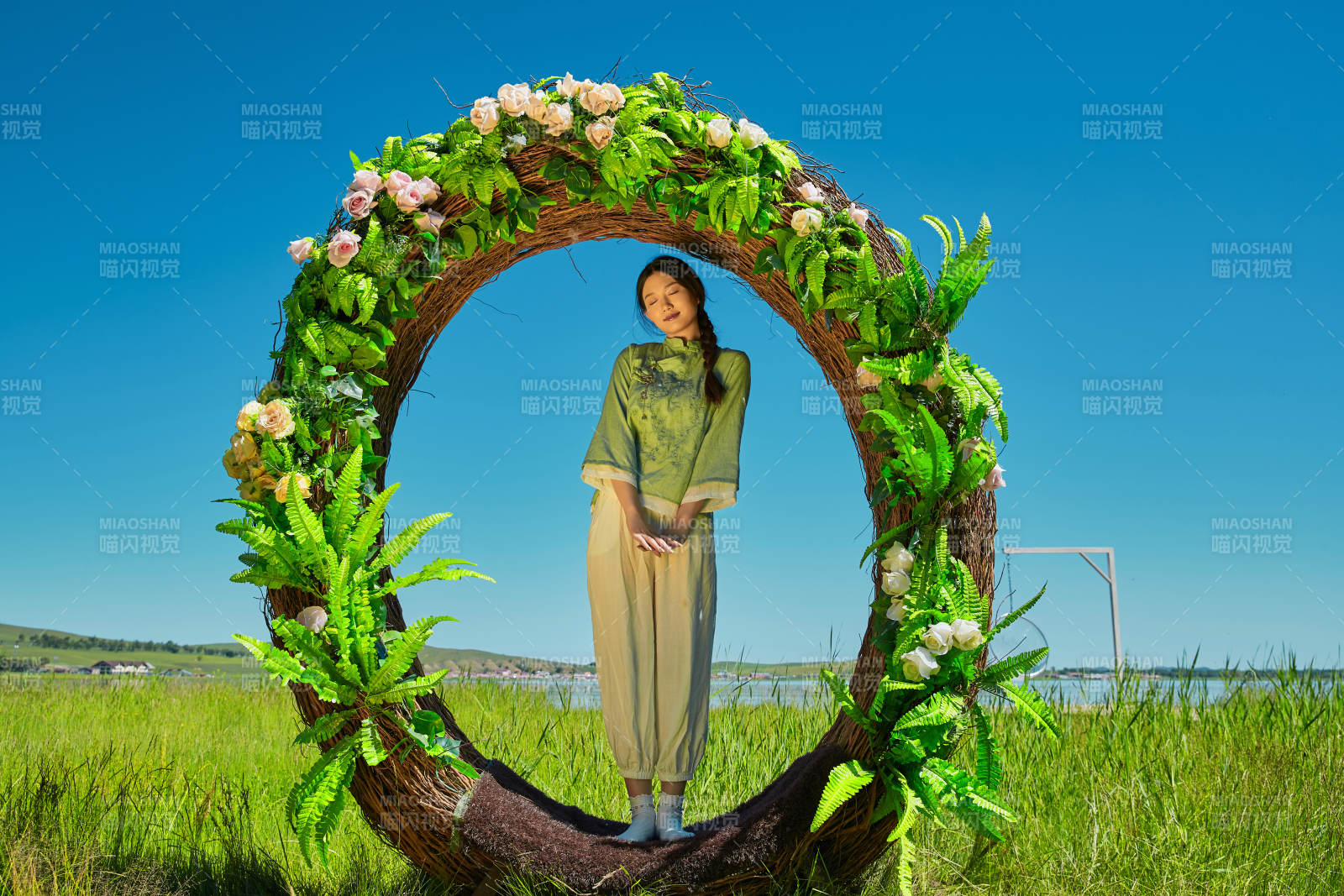 草原湖畔打卡点游玩拍照的亚洲少女图片