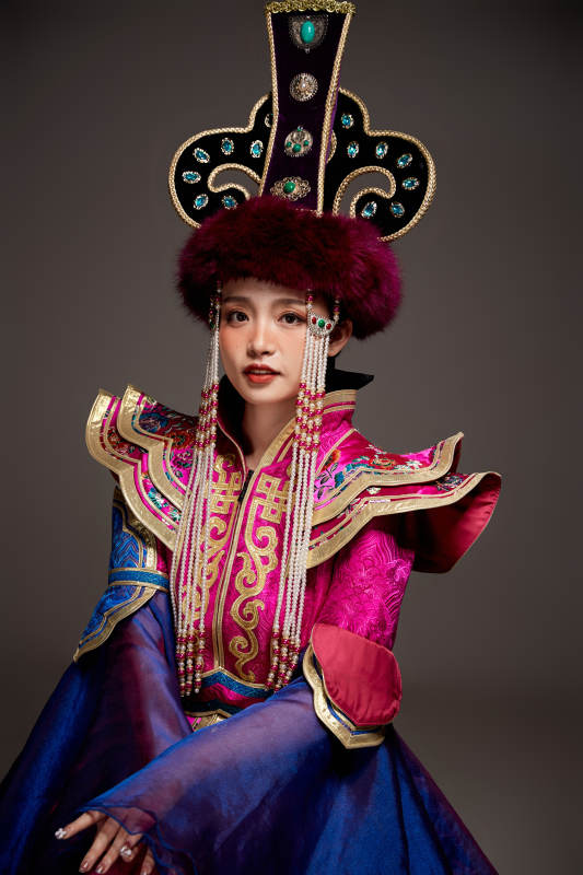 穿着蒙古族服饰的亚洲青年女性图片