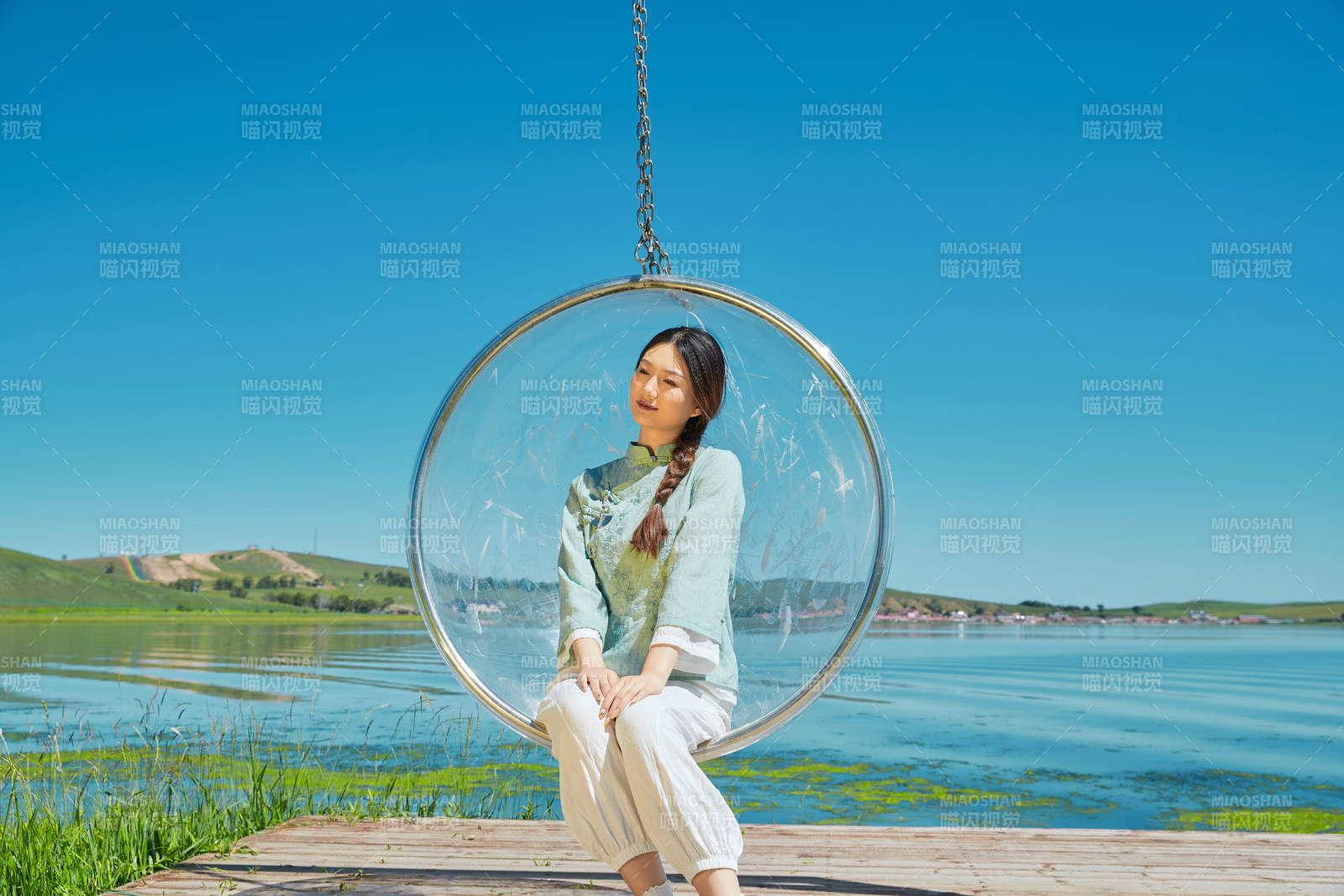 草原湖畔打卡点游玩拍照的亚洲少女图片