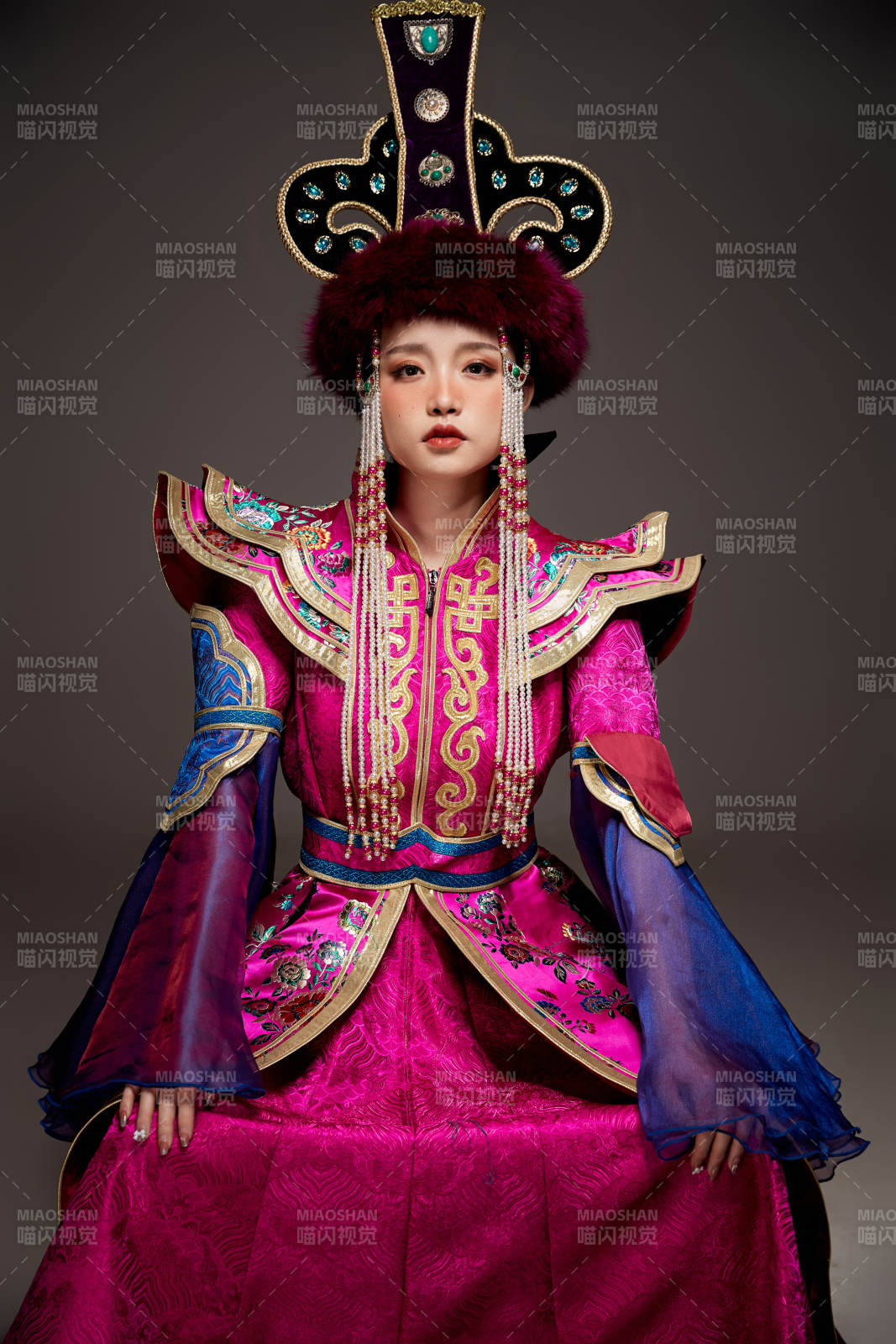 穿着蒙古族服饰的亚洲青年女性图片