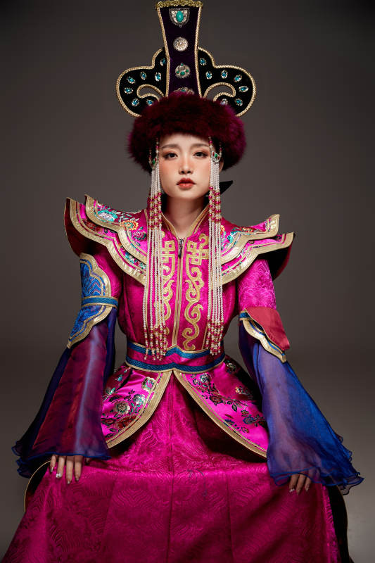 穿着蒙古族服饰的亚洲青年女性图片