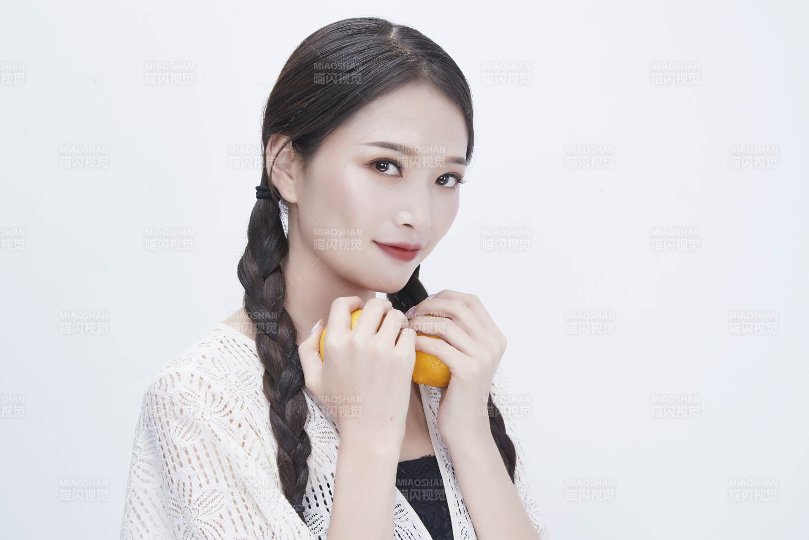 手拿柠檬身穿镂空连衣裙的亚洲可爱少女人像图片