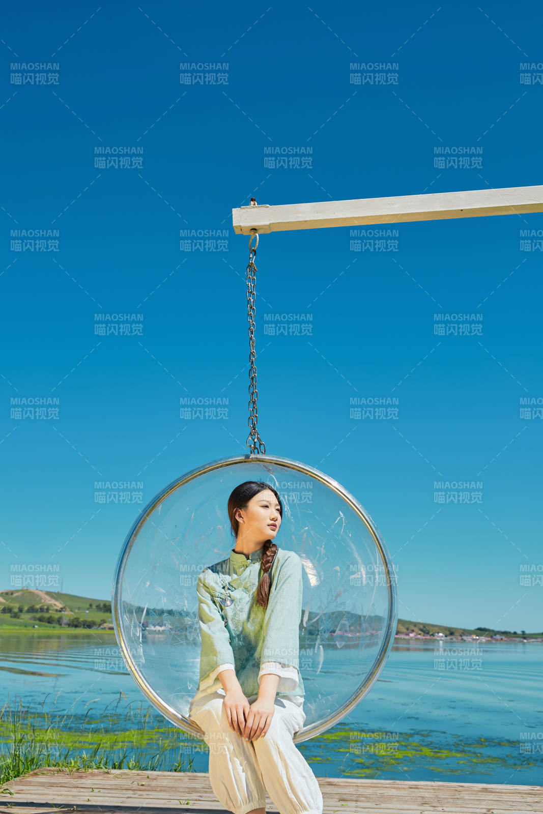 草原湖畔打卡点游玩拍照的亚洲少女图片