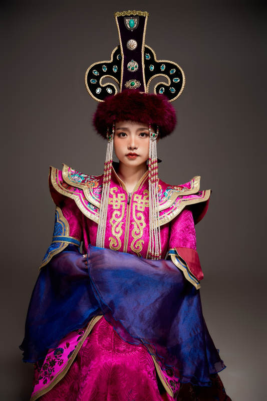 穿着蒙古族服饰的亚洲青年女性图片