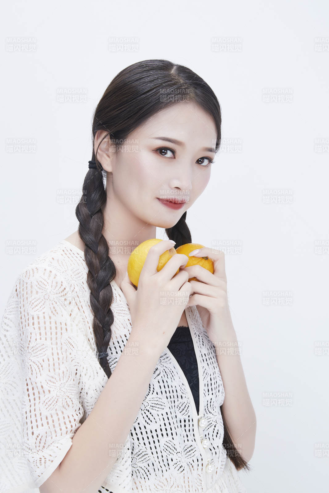 手拿柠檬身穿镂空连衣裙的亚洲可爱少女人像图片