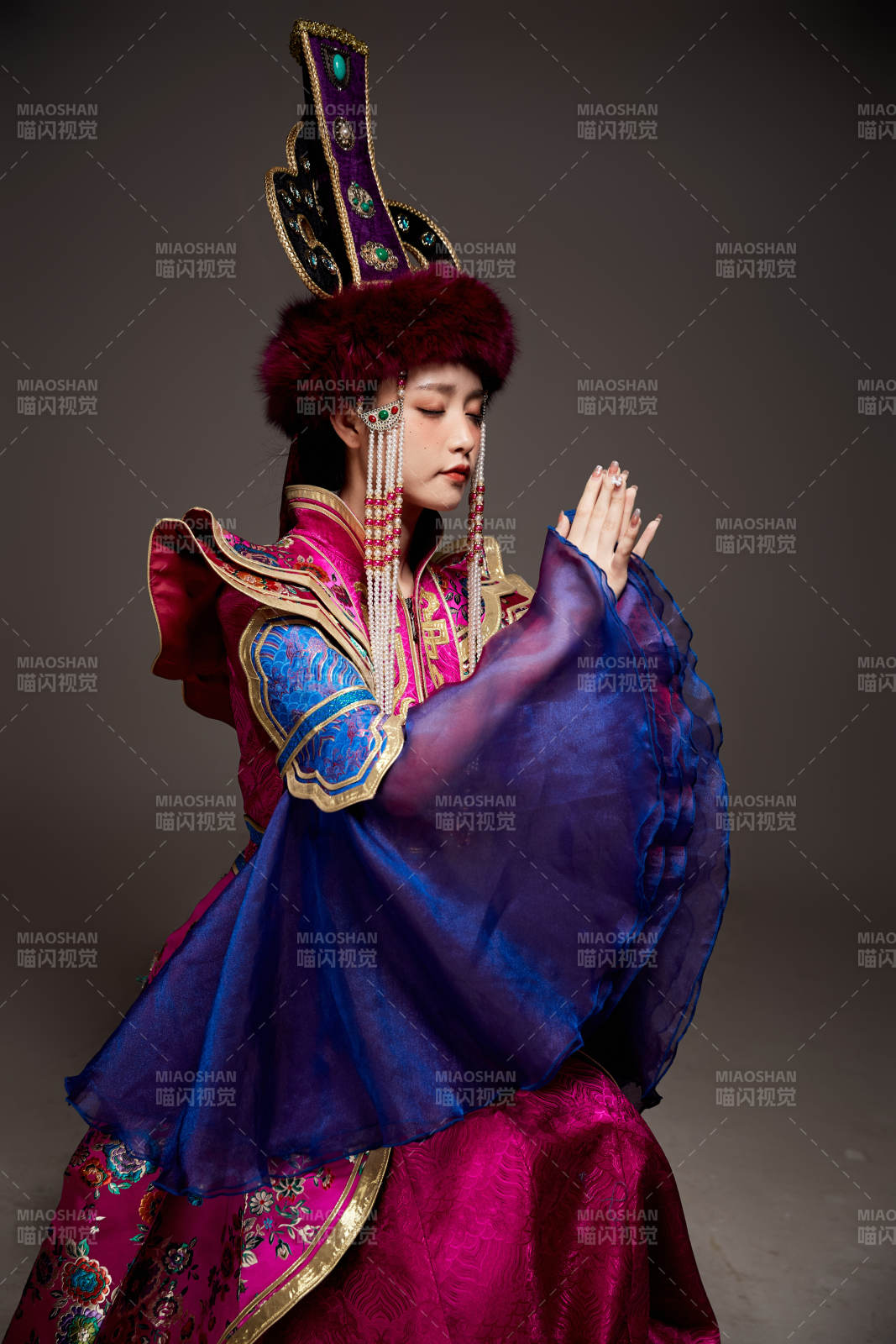 穿着蒙古族服饰的亚洲青年女性图片