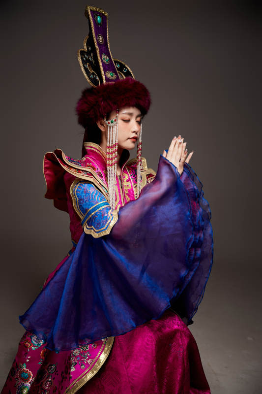 穿着蒙古族服饰的亚洲青年女性图片