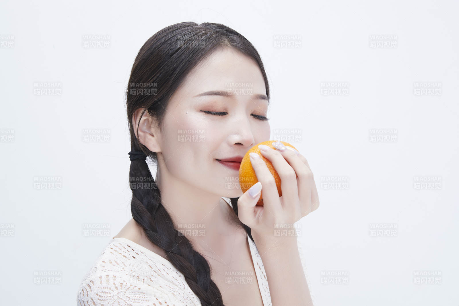 手拿橙子身穿镂空连衣裙的亚洲可爱少女人像图片