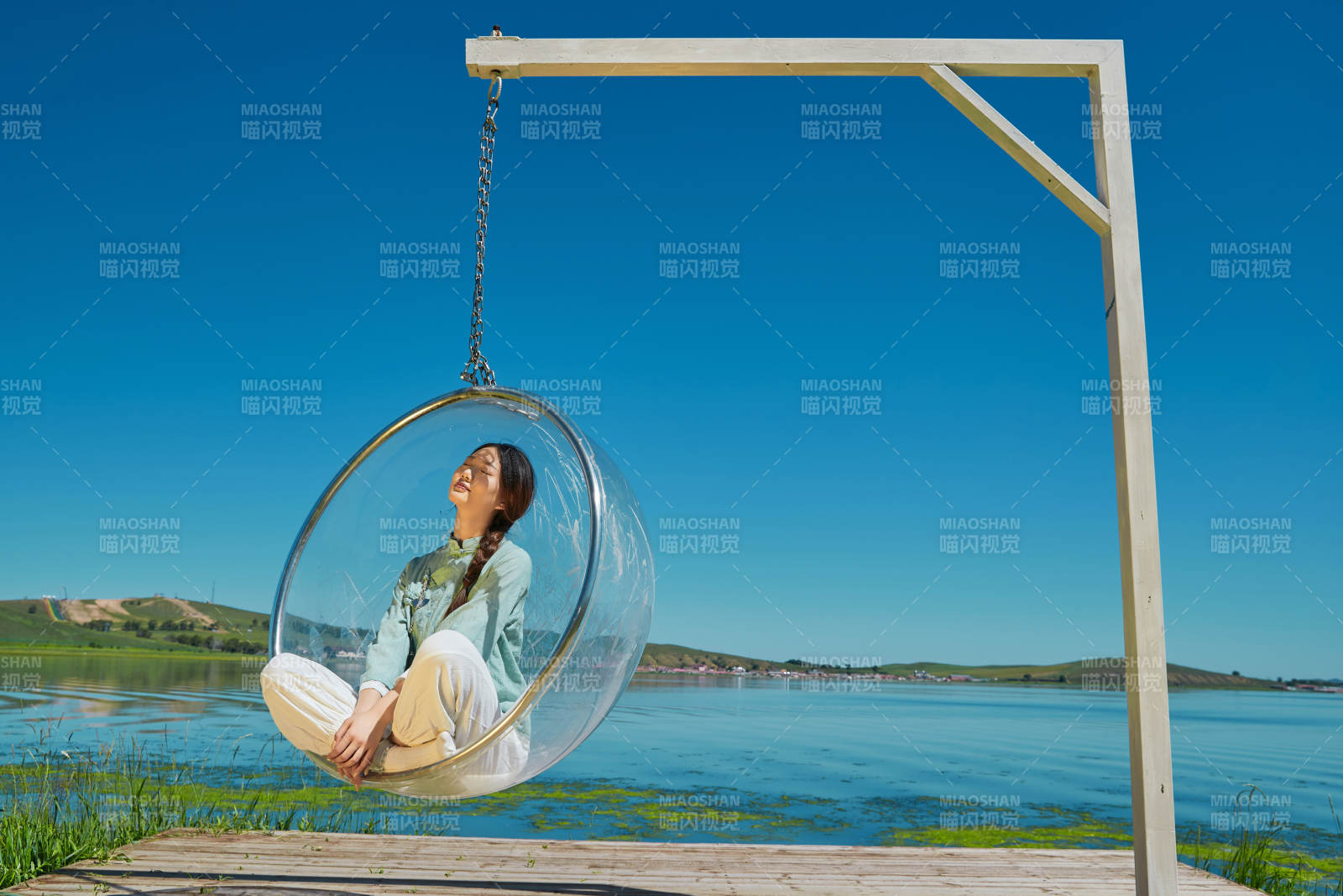 草原湖畔打卡点游玩拍照的亚洲少女图片