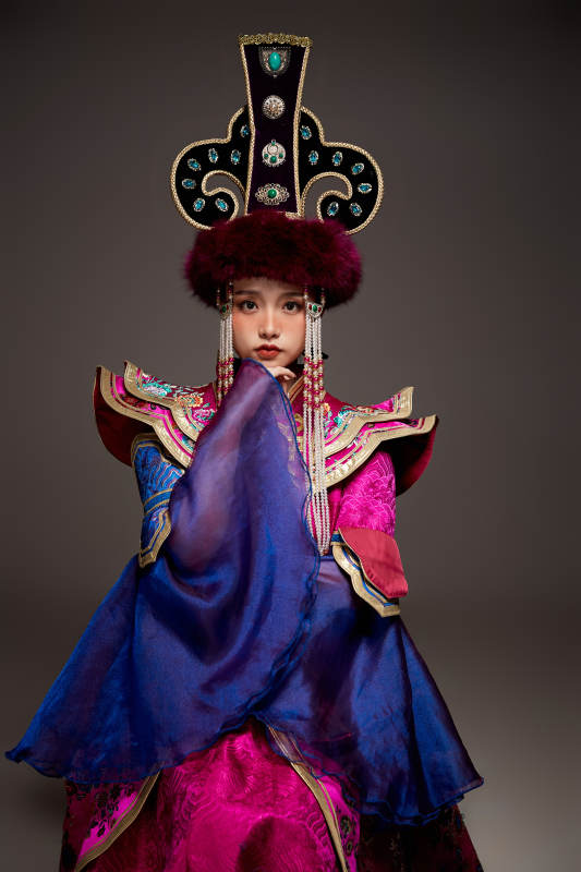 穿着蒙古族服饰的亚洲青年女性图片