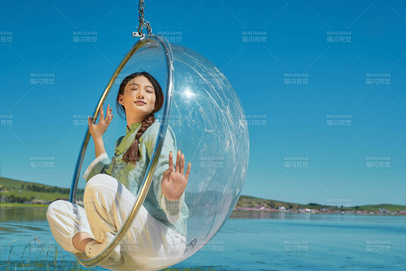 草原湖畔打卡点游玩拍照的亚洲少女图片