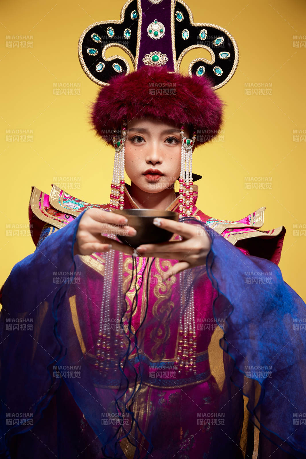 穿着蒙古族服饰的亚洲青年女性图片